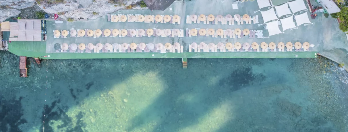 Une vue plongeante sur une terrasse de restaurant en bord de mer.