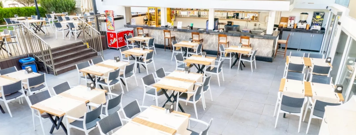 salle de restaurant sur la terrasse de l'hôtel