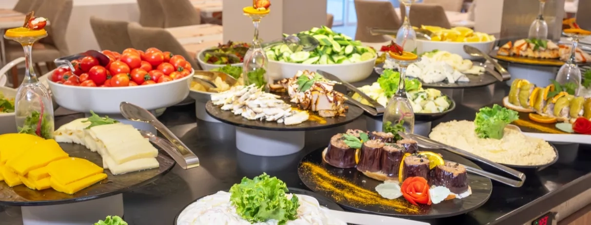 vue de près du buffet avec différents plats