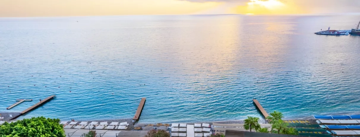 vue d'ensemble de la plage au coucher du soleil