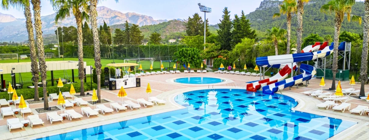 piscine avec toboggans 