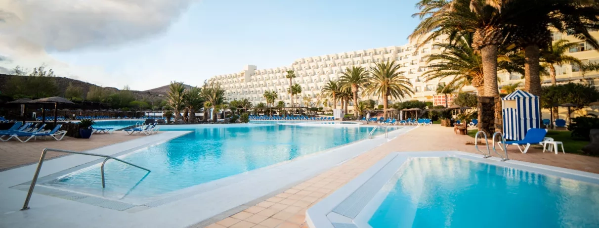 Une perspective sur le bord de la piscine montrant un petit passage piétonnier.