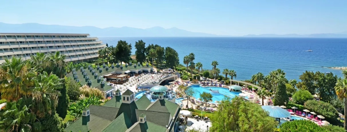 Une vue panoramique surplombant le complexe hôtelier, ses piscines et la mer.