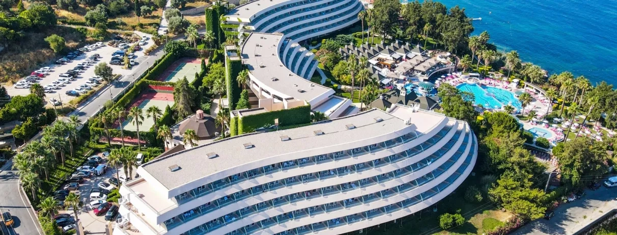 Une vue aérienne montrant l'architecture des bâtiments de l'hôtel entourés de jardins.