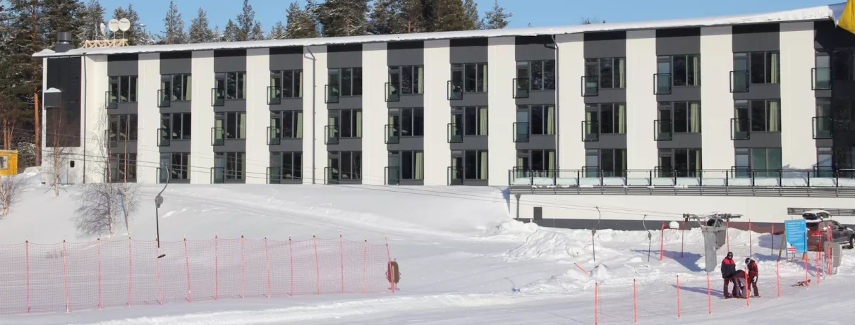 Bâtiment de l'hôtel, neige, skieurs, arbres, nature