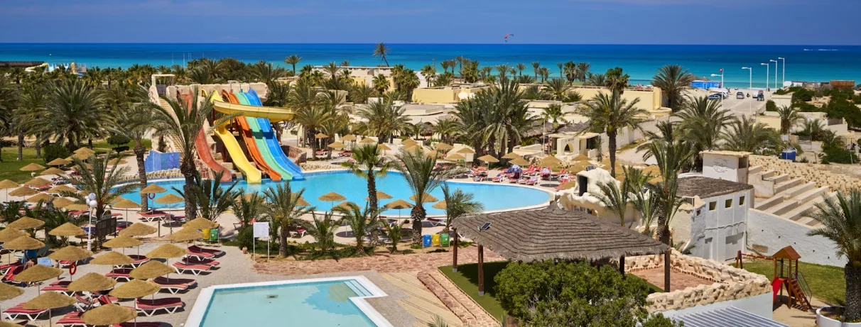 Vue panoramique des infrastructures de loisirs, piscines et jardins exotiques du club de vacances à Djerba.