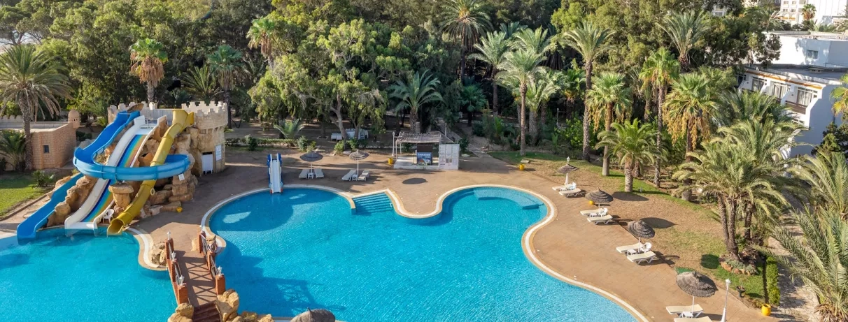 piscine avec toboggan