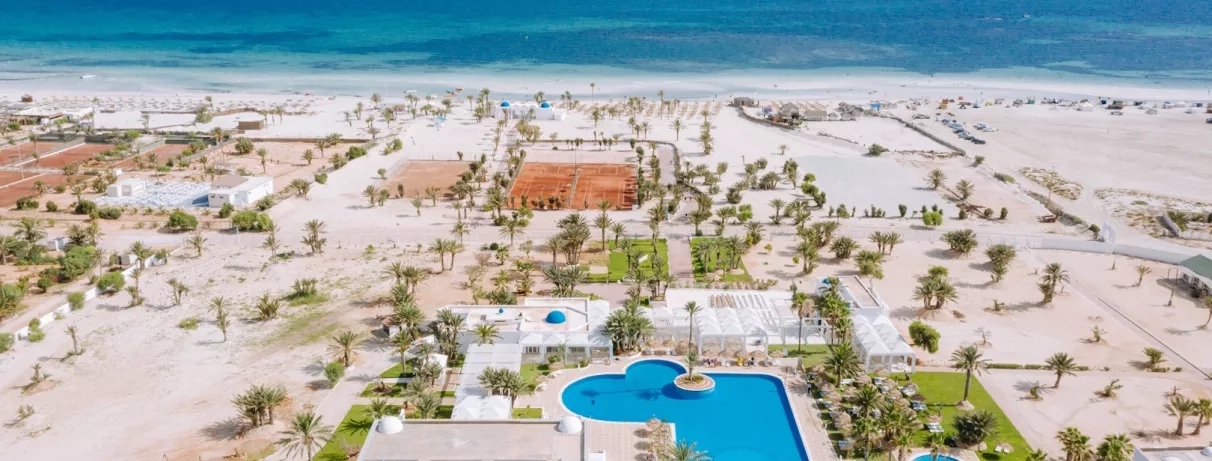 Panorama aérien du complexe hôtelier Djerba Golf avec piscines, terrains de tennis et plage privée.