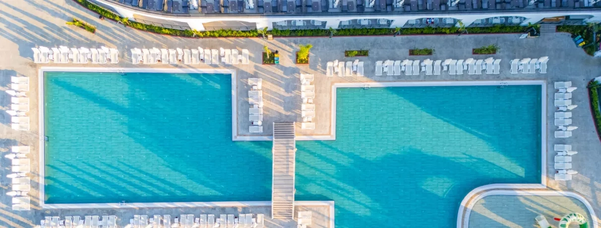 vue d'ensemble en hauteur des piscines 