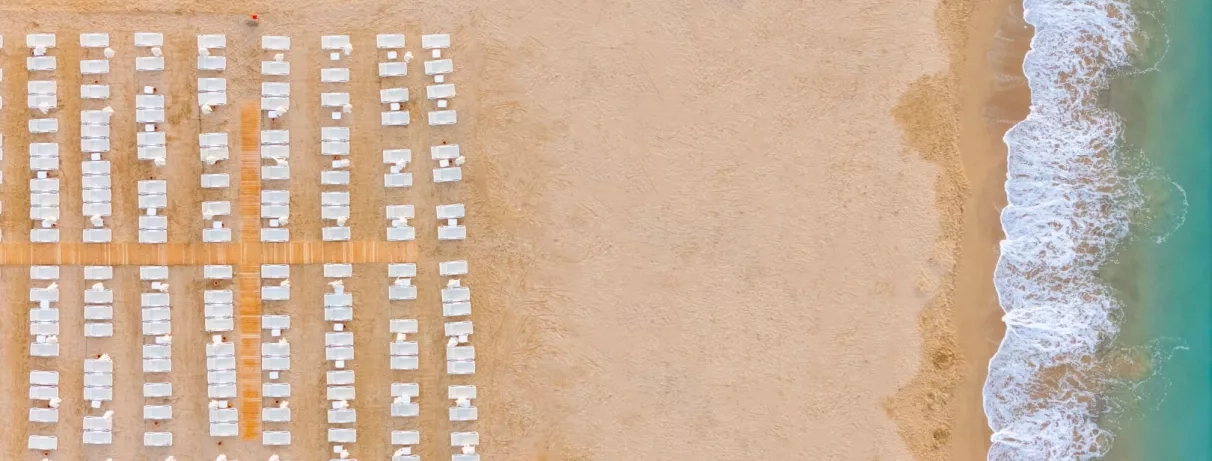 vue d'ensemble de la plage avec des transats