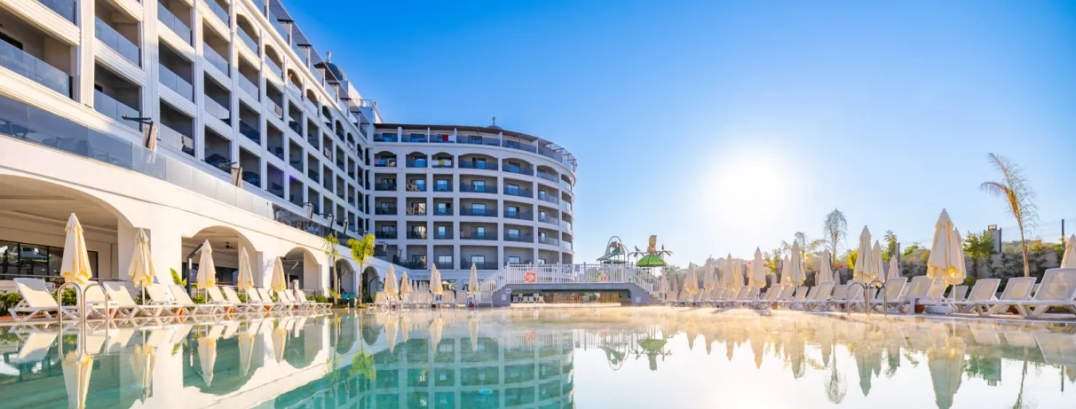piscine extérieure et vue de la façade de l'hôtel