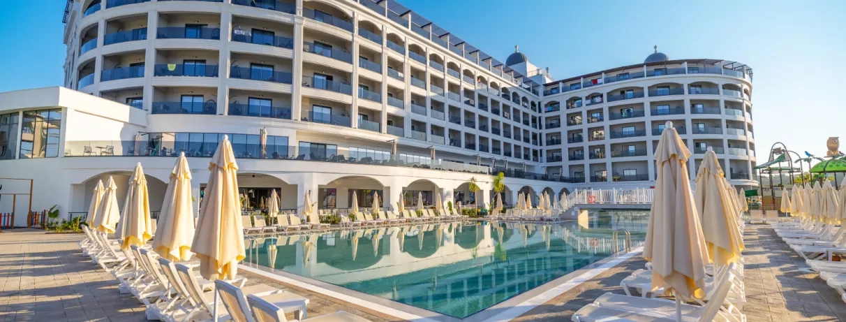 piscine extérieure avec transats et parasols 