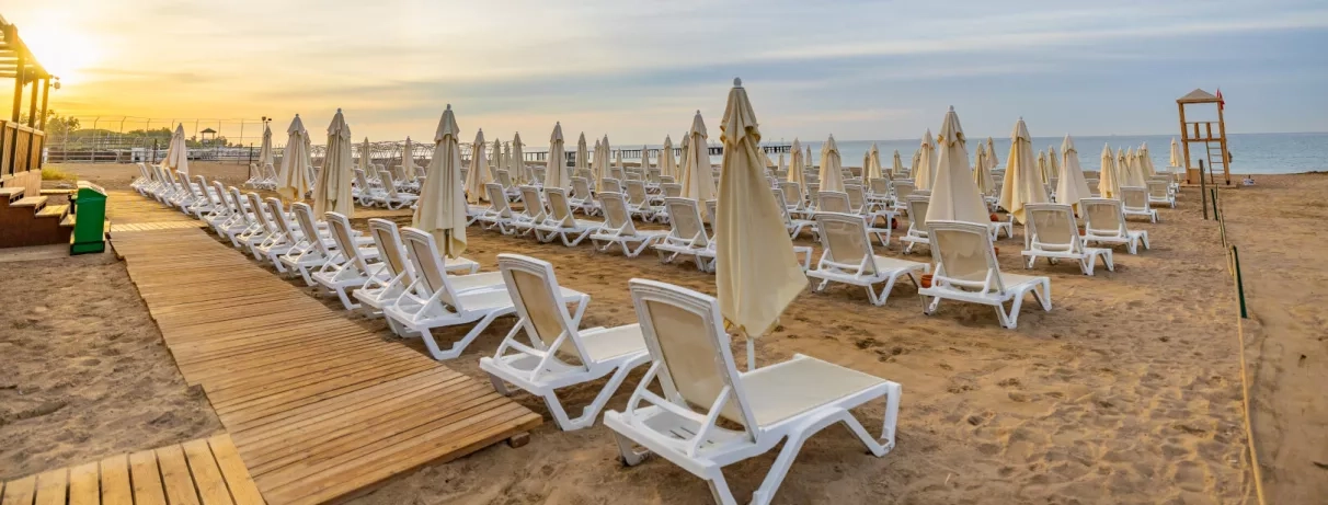 plage avec transats et parasols 