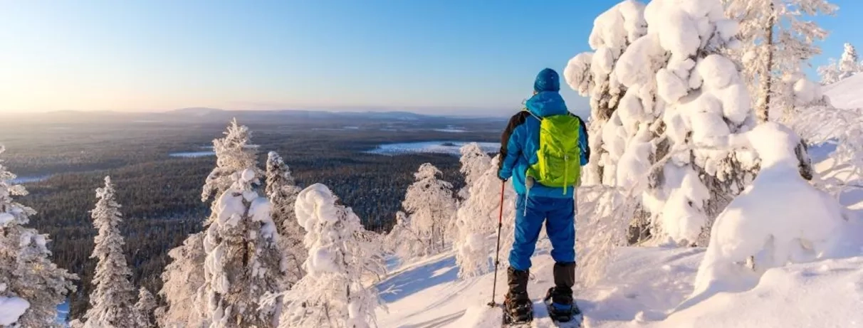 Vue de haut, montagne enneigée, homme avec tenue de ski