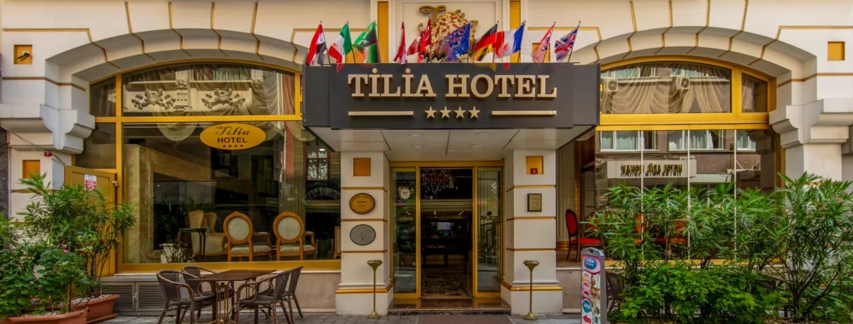 façade extérieur de l'hôtel avec sa porte d'entrée 