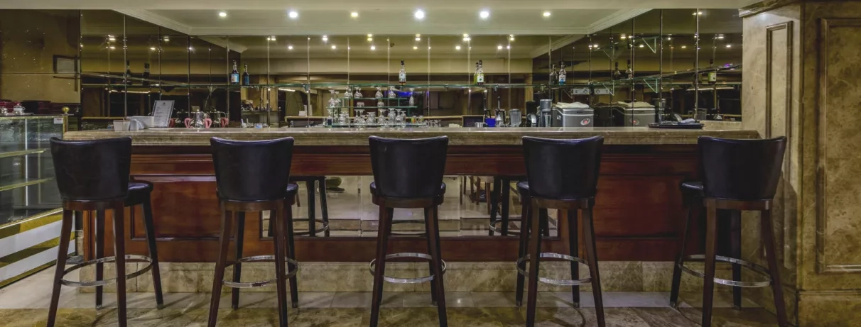 comptoir de bar de la réception avec des chaises en hauteur