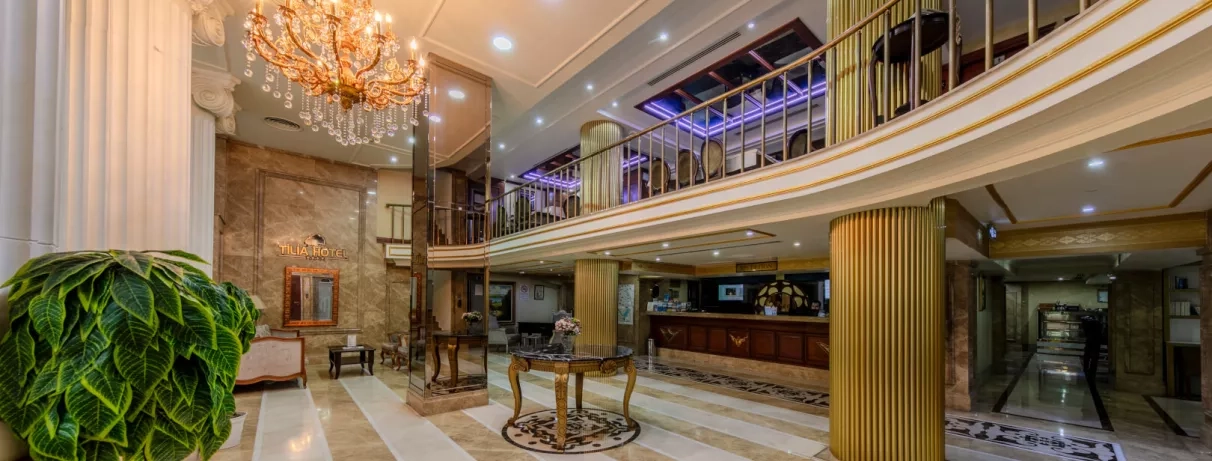 hall d'entrée avec un grand lustre