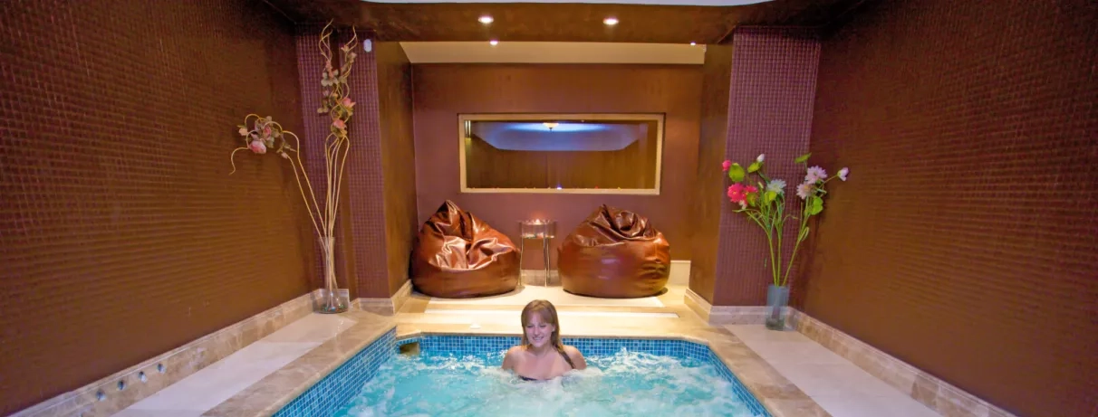 espace de détente avec un jacuzzi intérieur