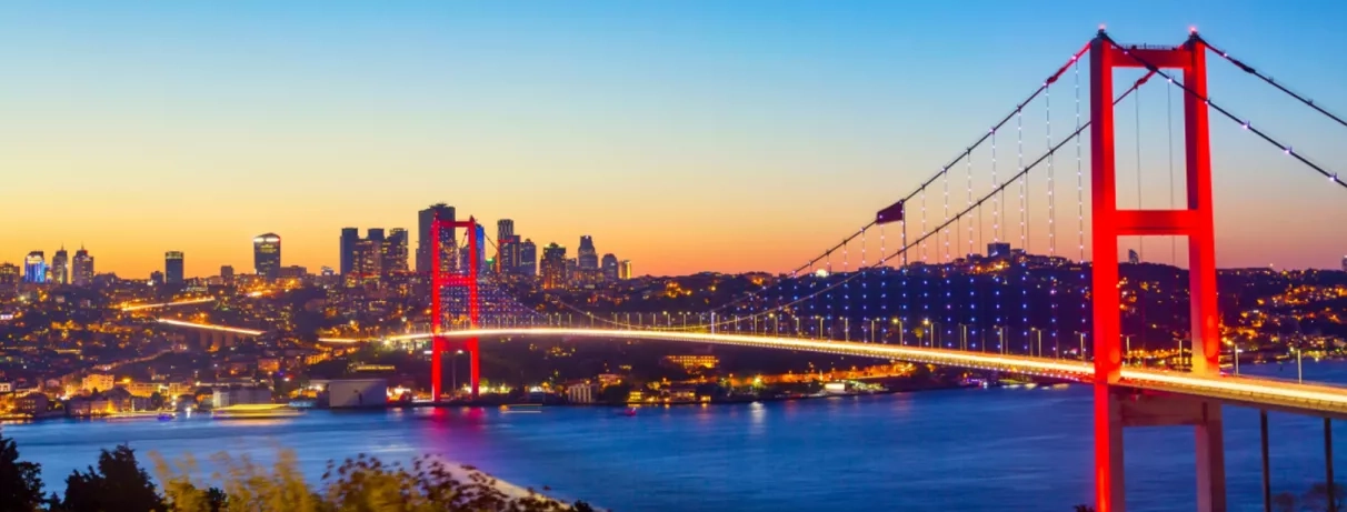 vue sur le pont d'Istanbul au coucher du soleil
