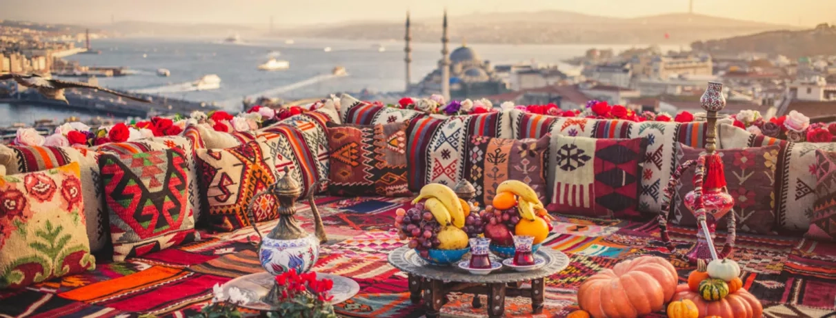 Terrasse orientale colorée, vue sur le Bosphore à Istanbul