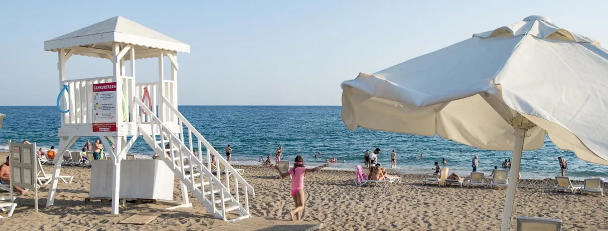 plage avec transats et parasols vue sur la mer