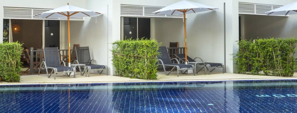 Des chambres en rez-de-chaussée avec terrasses donnant directement sur une piscine.