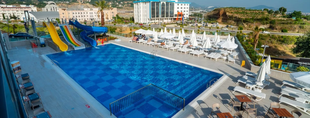 vue de la piscine extérieure de l'hôtel