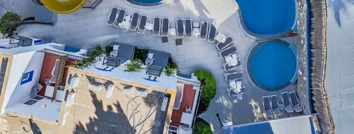 vue en hauteur des piscines et des transats