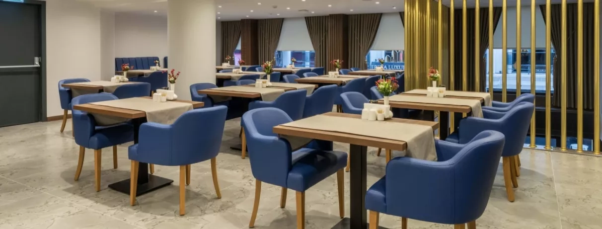 salle de restaurant avec table et fauteuils bleus