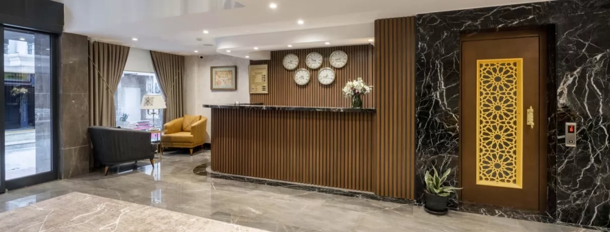 hall d'entrée avec comptoir de réception