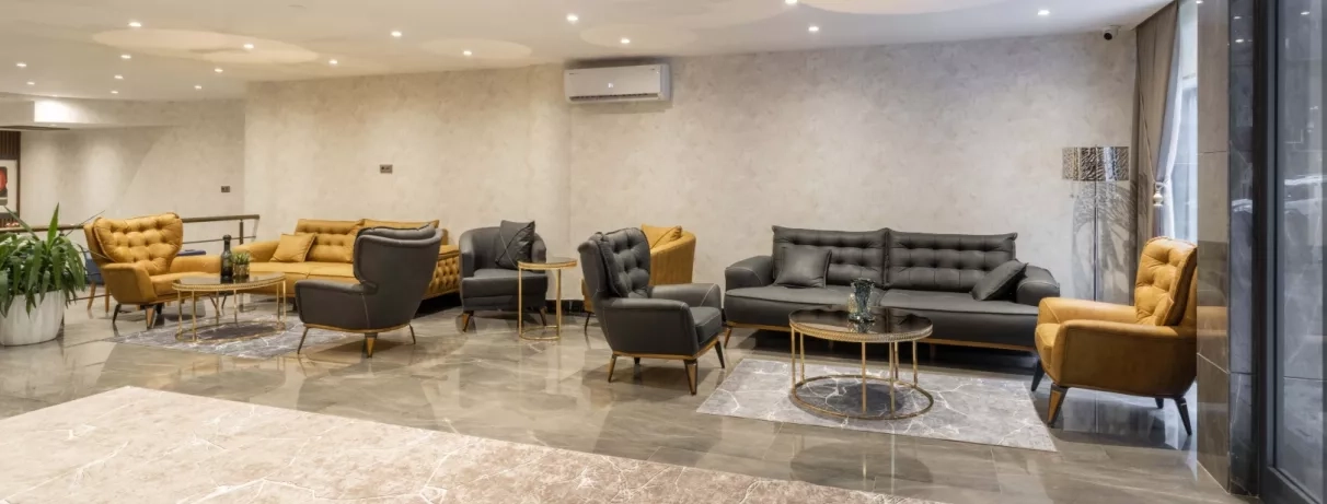 hall d'entrée avec coin salon avec fauteuils et canapés