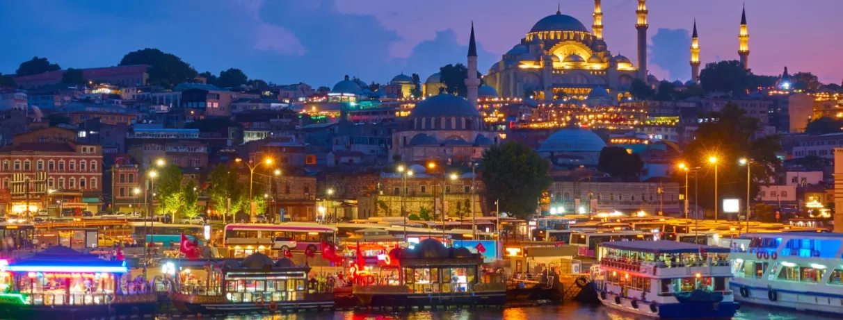 vue sur le centre ville d'Istanbul illuminé 