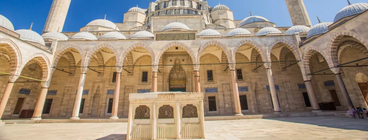 vue de près de la mosquée suleymaniye