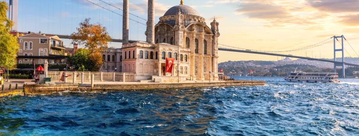 vue sur la mosquée devant le bosphore