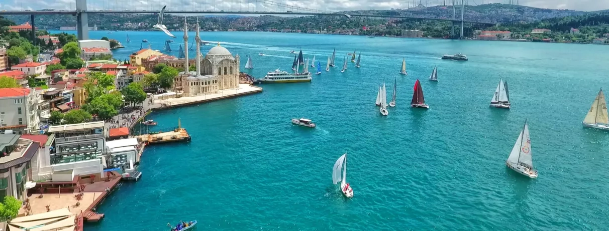 vue sur le fleuve d'Istanbul avec voilier et des bâtiments