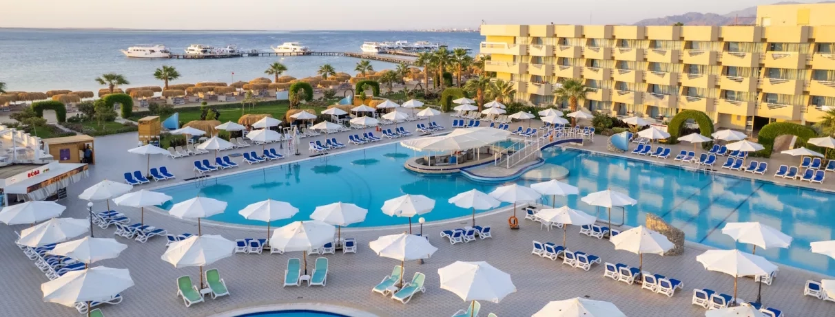 vue globale de l'hôtel, piscine extérieur, toboggans, parasols, transats, plage