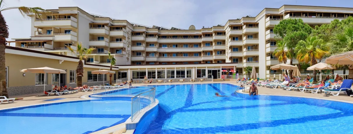 piscine extérieure avec vue de la façade de l'hôtel