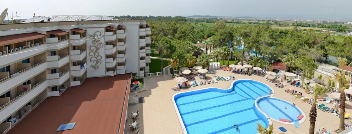 vue d'ensemble de la piscine et de l'hôtel