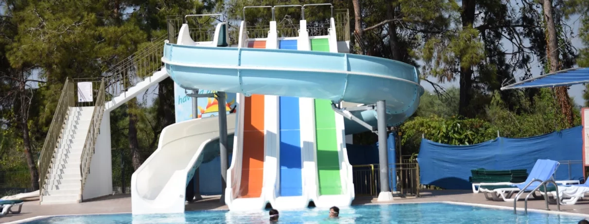 piscine avec des toboggans 