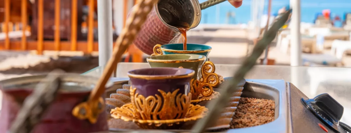 café turc servis sur la plage