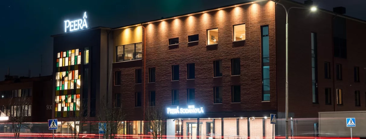 Façade de l'hôtel avec luminaire