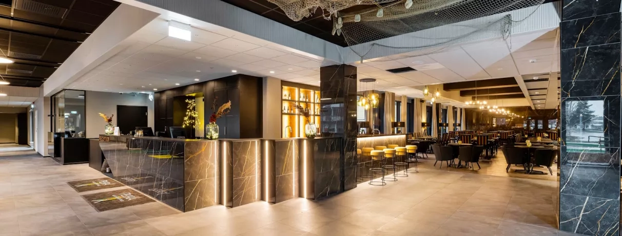 réception bar, comptoir lumineux avec chaises et tables