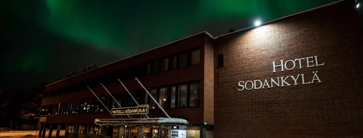 Façade de l'hôtel avec luminaire, aurore boréale
