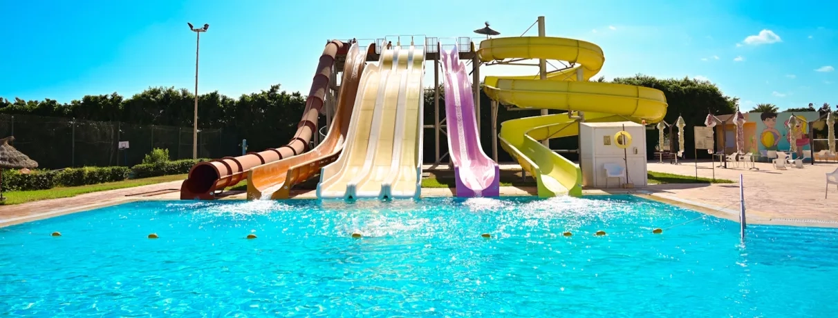 Ensemble de sept toboggans aquatiques avec piscine de réception