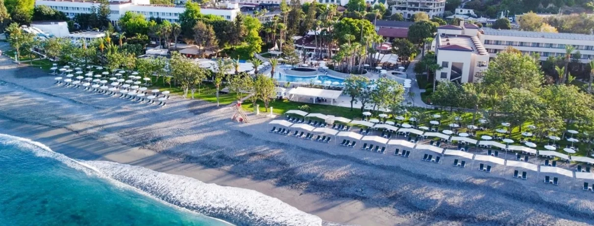 vue d'ensemble de la plage et de l'infrastructure de l'hôtel