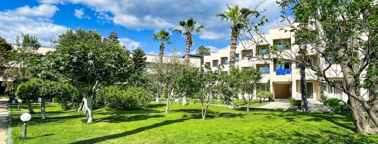 jardin extérieur et vue de la façade de l'hôtel
