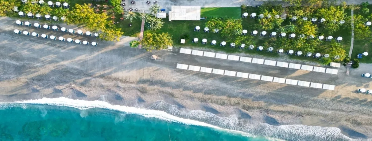 vue d'ensemble de la plage avec son eau turquoise