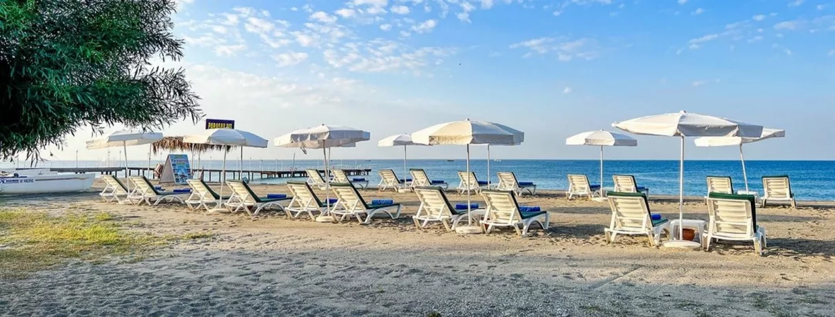 plage avec transats et parasols