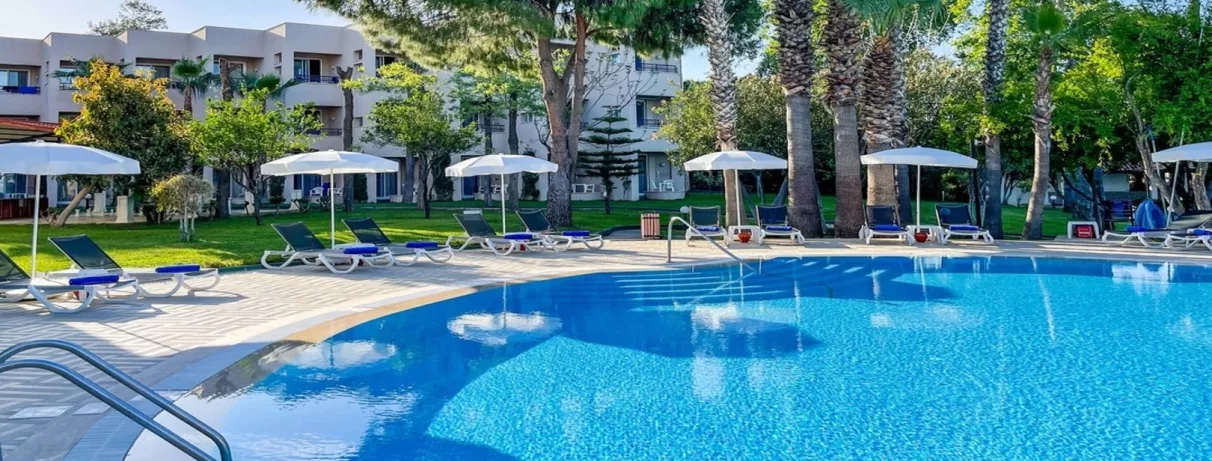 piscine extérieure avec transats et parasols
