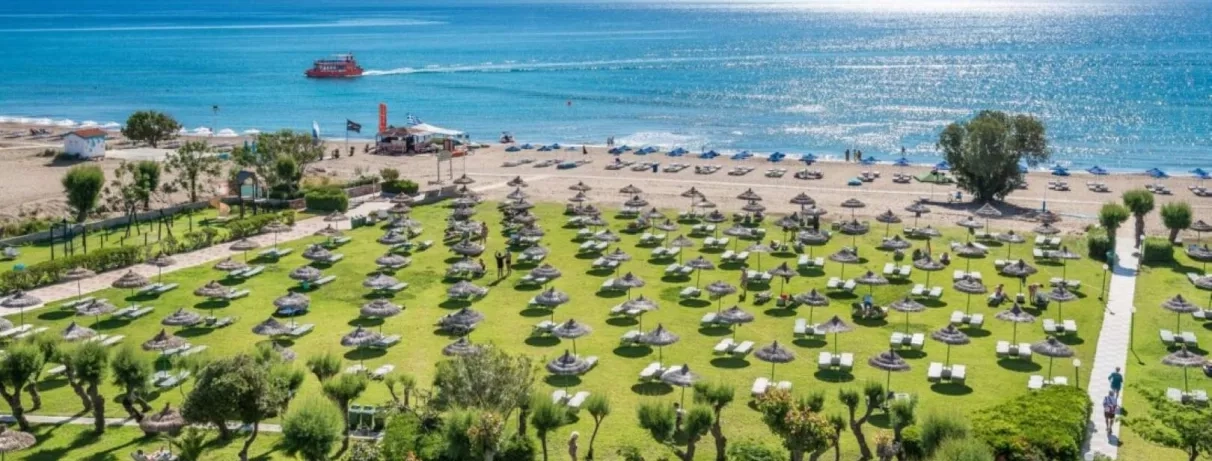 plage en accès direct après avoir passé le jardin, transats et parasols, arbres, mer, bâteaux